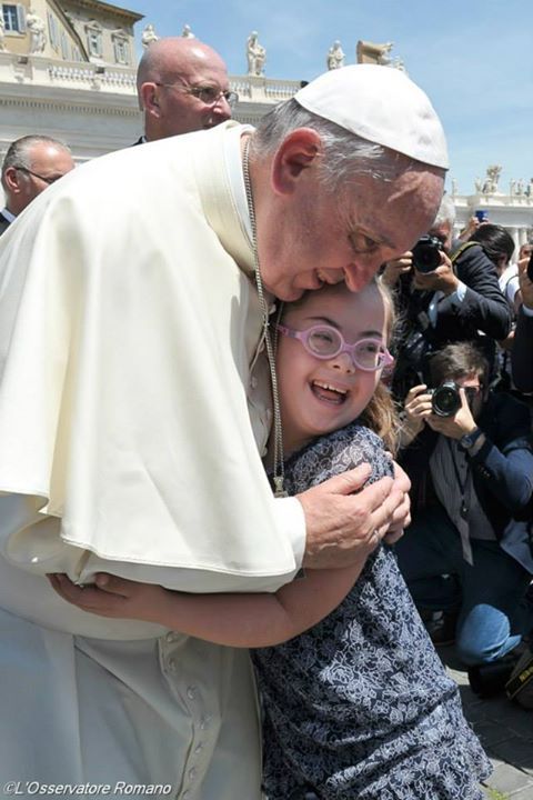 pape françois et petite fille